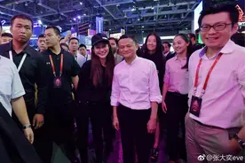 网红张大奕晒与马云合影 弯腰配合“爸爸”身高图片