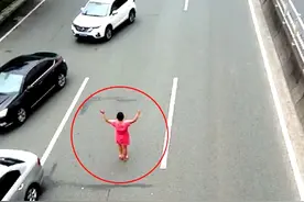 吓死宝宝了！寮步有位红衣妇女在马路中央拦车起舞图片