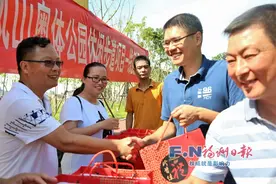 福州仓山建新镇为征迁一线工作人员送上防暑物品图片