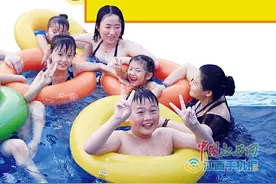 下饺子！热浪无处躲 南昌各大游泳池“游”客扎堆图片
