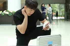 极挑感受香港生活 黄磊黄宗泽成“大富翁”图片