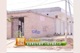 猪粪堆在村道旁 污染环境惹人厌图片