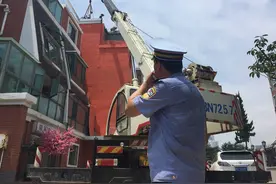 粉刷墙体做掩护 美林小镇一别墅建起“房外房”图片