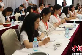 海外华裔青少年挑战中国书法 墨迹满手“乐开花”图片
