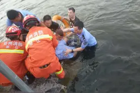 偷手机遭围堵，他跳入池塘数小时不肯上岸图片
