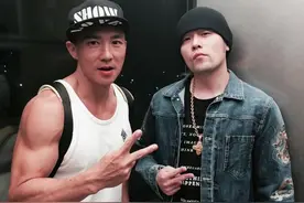 刘畊宏晒与周杰伦林俊杰合影 周董穿得有点多图片