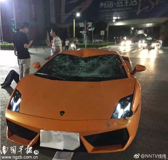 南宁街头一兰博基尼深夜撞倒代驾小哥！网友：怎么又是你