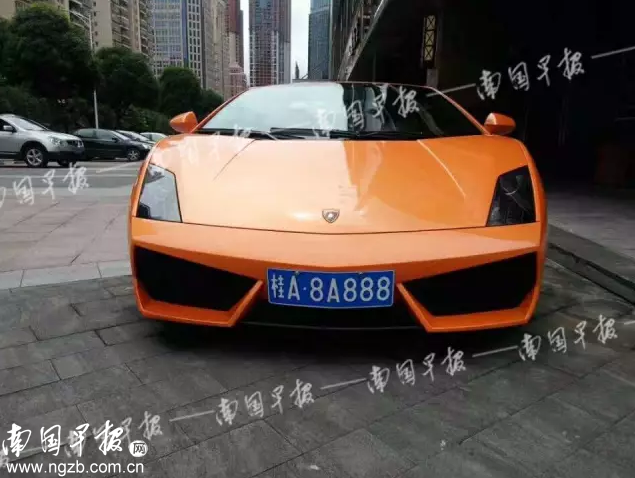 南宁街头一兰博基尼深夜撞倒代驾小哥！网友：怎么又是你