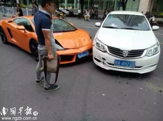 南宁街头一兰博基尼深夜撞倒代驾小哥！网友：怎么又是你