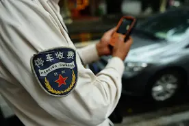 杭州连超40℃：道路停车收费员已休息4天，公共停车位免费图片