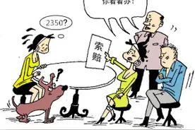 柳州一小区两狗互斗，狗主人护狗心切去“劝架”,结果……图片