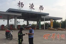 连霍高速宝鸡段 一摩托车在车流中穿行 太危险了！图片