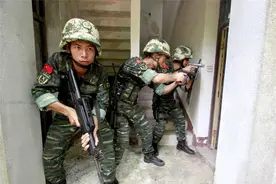 一大波男神来袭！武警+特警联合反恐训练图片