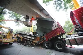 大货卡天桥 桥身位移3cm图片