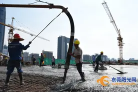 “东莞第一高楼”建筑工人迎酷暑挥洒汗水图片