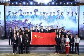 《建军大业》提档7.27 张艺兴刘昊然帅气行军礼图片