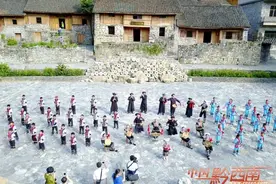 陂鼐：古香古色布依石头寨图片
