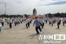 杨式太极拳第六代传人傅清泉来长为长春太极拳友现场示范动作图片