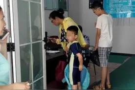 “妈妈带4岁儿子进游泳馆女更衣室”引热议 大多数人不接受图片