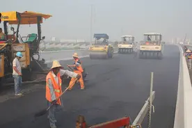 常州长虹西路改造项目工人脚踩100℃沥青干活图片