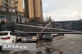 乐山昨夜狂风暴雨后围墙倒塌 17台小车全被砸坏车主纷纷傻眼图片