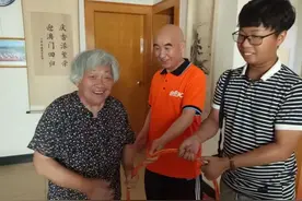 8890丨屋顶鱼池补漏，69岁的师傅跑了八趟图片