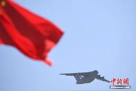 庆祝建军节阅兵特写：沙场阅兵展军威图片