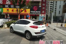 临沂：停车占用消防通道 旁边就是禁止停车警示牌图片