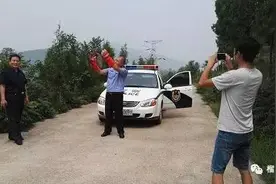 鹰飞入家中，峄城森林公安成功处置……图片