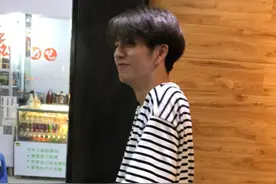 理发店洗头小哥走红 颜值人气不输当红小鲜肉图片