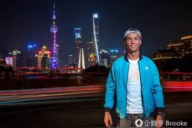 C罗遭中国女球迷跳起强吻 又现贴心一幕图片