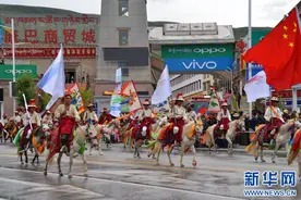 “潇洒康巴人”：青海玉树街头的一场歌舞巡演盛会图片