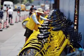 护城河深处有什么？报废的共享单车啊图片