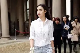 赵丽颖在穿上破洞牛仔裤，而且最难能可贵的是她无论怎么穿都是那么好看图片