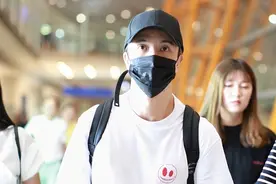 薛之谦口罩遮面手提吉他现身机场 收成堆“表白信”图片