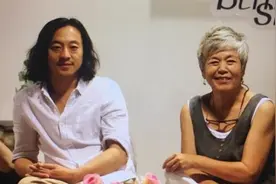 冯宪珍主演话剧《前任不敲门》节奏轻松关注都市情感话题图片