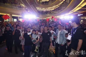 “战狼”吴京来昆 围观影迷挤满同德广场6层楼图片
