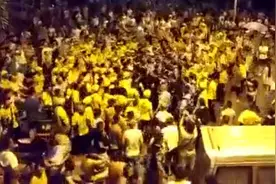 成都警方：某小区保安与外卖员冲突引群众围观，涉事人被控制图片