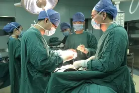 宁波一老伯胃里长了大肿块疼痛难忍 不料竟是鱼刺在作祟图片