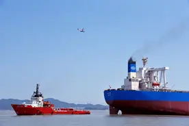 宁波舟山港六横港区举行大马力海拖防台应急救助演练图片