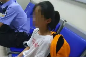 火车东站女孩向民警哭诉：爸爸不要我了图片