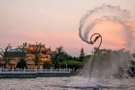 大唐芙蓉园“水上飞人”劈波斩浪、炫酷惊险图片