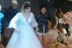 新娘婚礼上跳街舞入场 新郎一脸懵懂无所适从图片