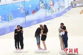 广东佛山举办“滑雪”飞吻挑战赛 外国情侣夺冠图片