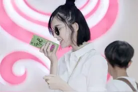 穿错鞋有多尴尬，古力娜扎一双鞋毁一身，李小璐不忍直视图片