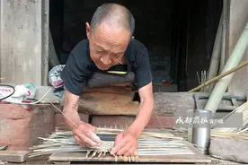乐山瘫痪大爷匍匐竹编41年 好心大爷收购堆满半屋 见证31年老交情图片