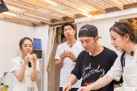 《中餐厅》赵薇被粉丝表白 与黄晓明互动图片