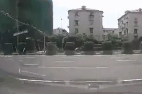 开车族才是弱势群体？老人骑车带人几米外摔倒，车主无过错还是赔了钱图片