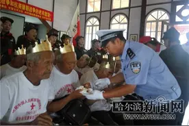 八一建军节 交通民警与老兵的不舍情怀图片