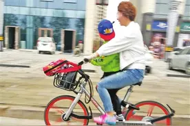 共享单车“花式载人”忒悬了图片